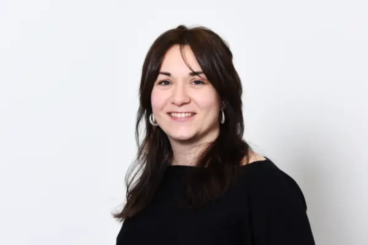 Porträt Nadia Grether, Mitarbeiterin Kommunikation